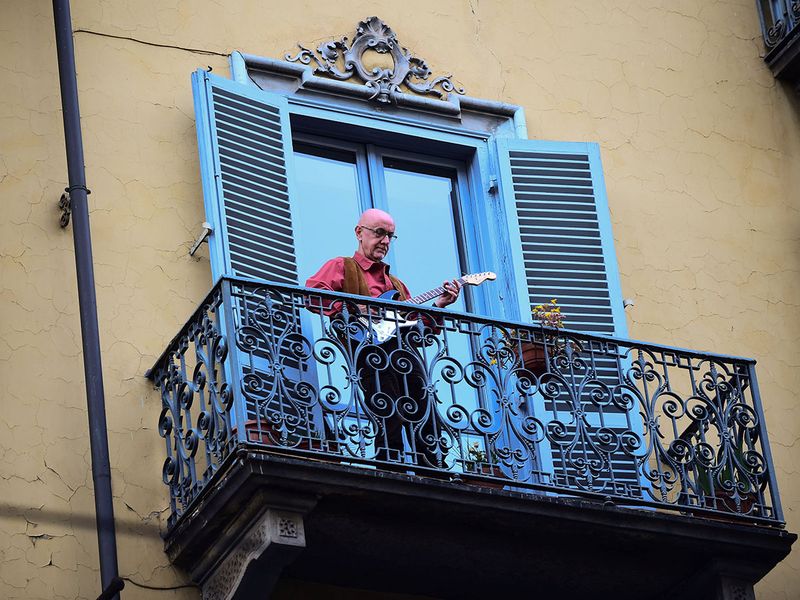 Italians-sing-out-from-balconies-during-coronavirus-lockdown-_170d8e7f884_original-ratio