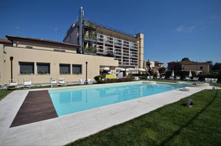 enjoy-garda-hotel-piscina-esterna