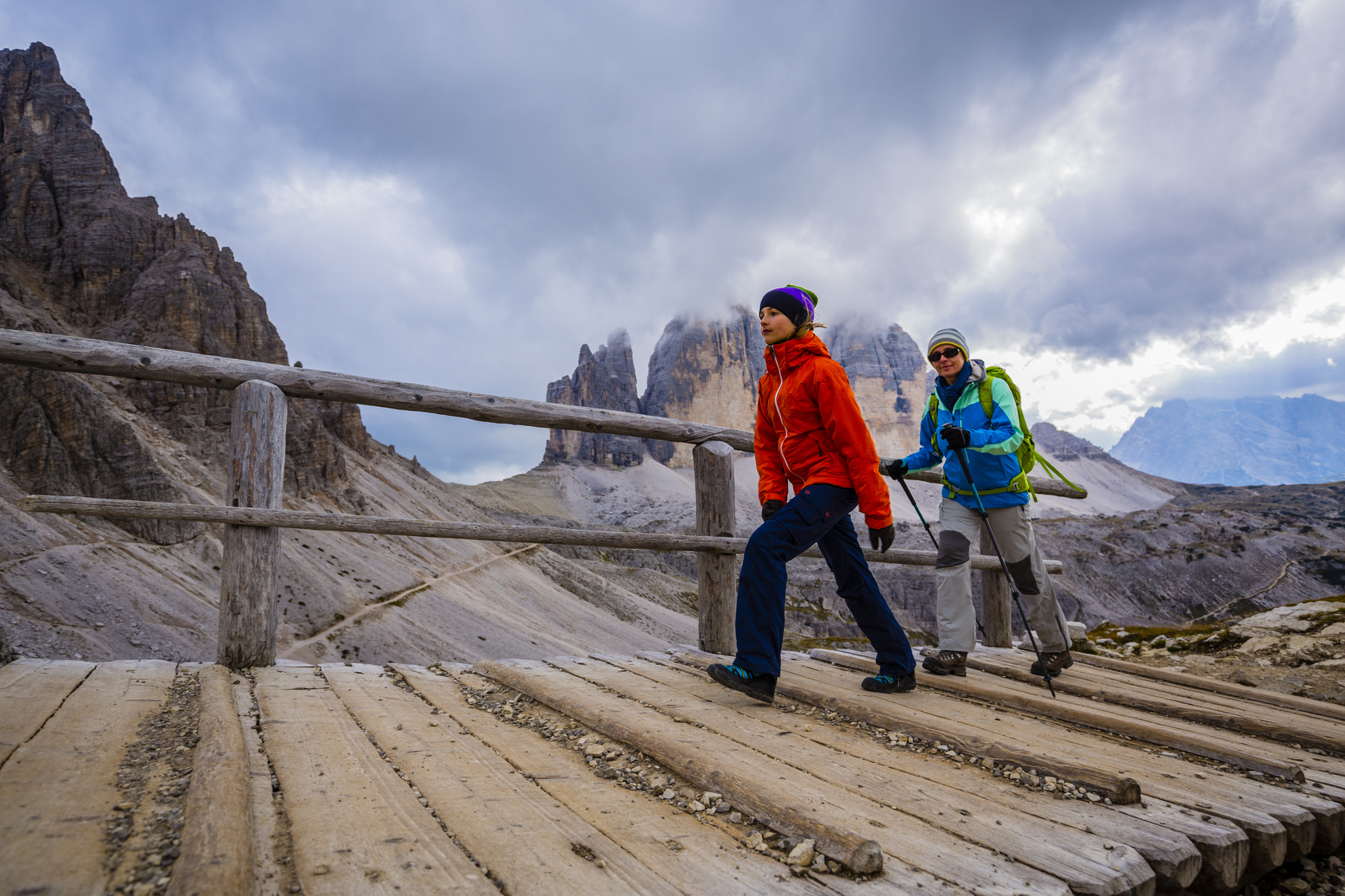 Hikers_Dolomites_bridge